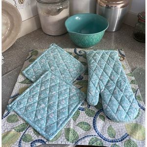 NWOT Gold Coast Oven Mitt & Potholder Set
